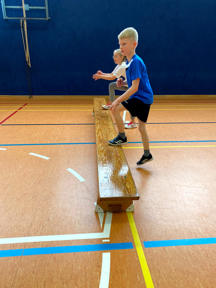 sport-sporthalle Kinder machen Sport in der Sporthalle
