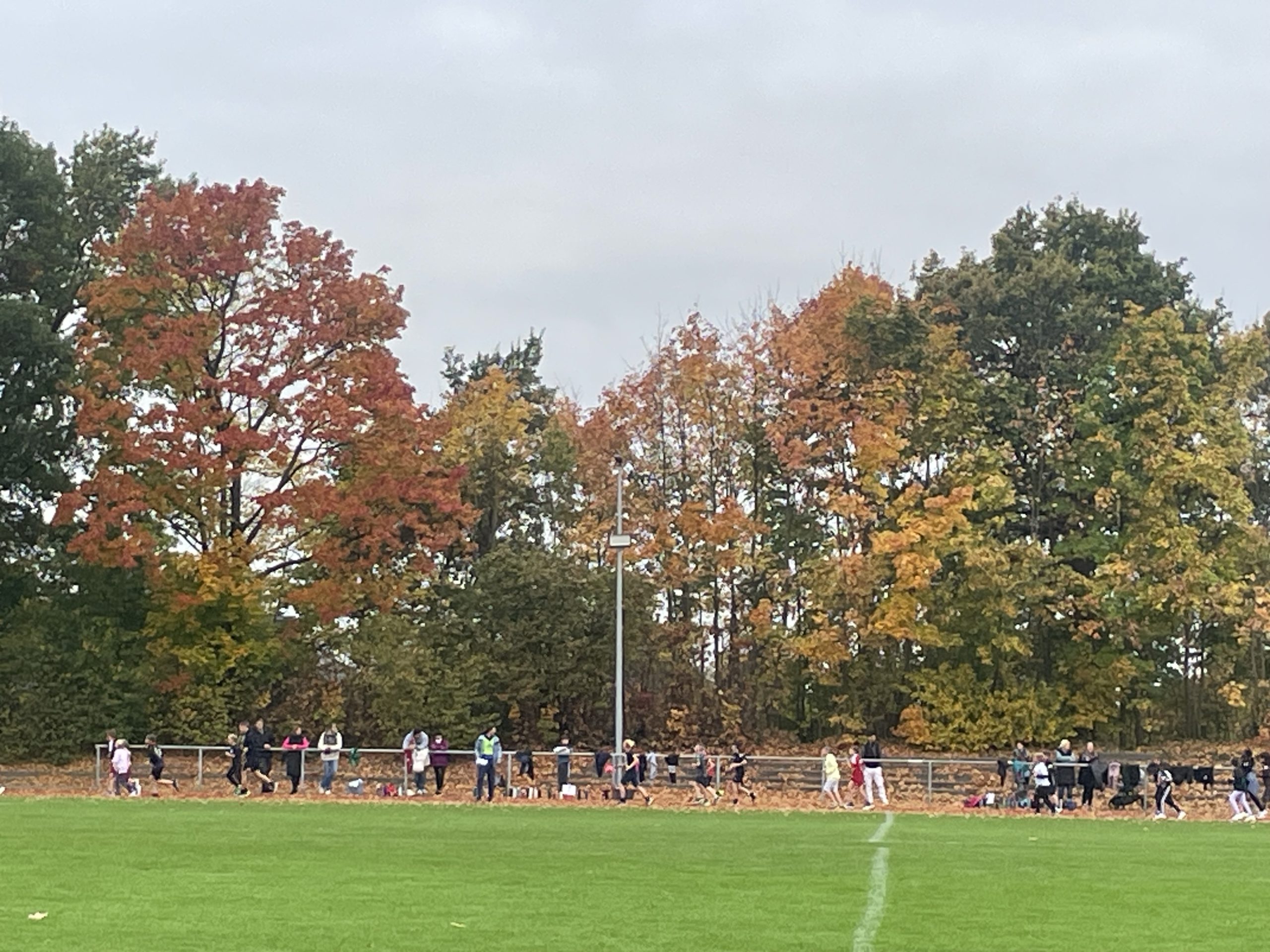 Die Schüler und Schülerinnen sammeln sich am Lauftag