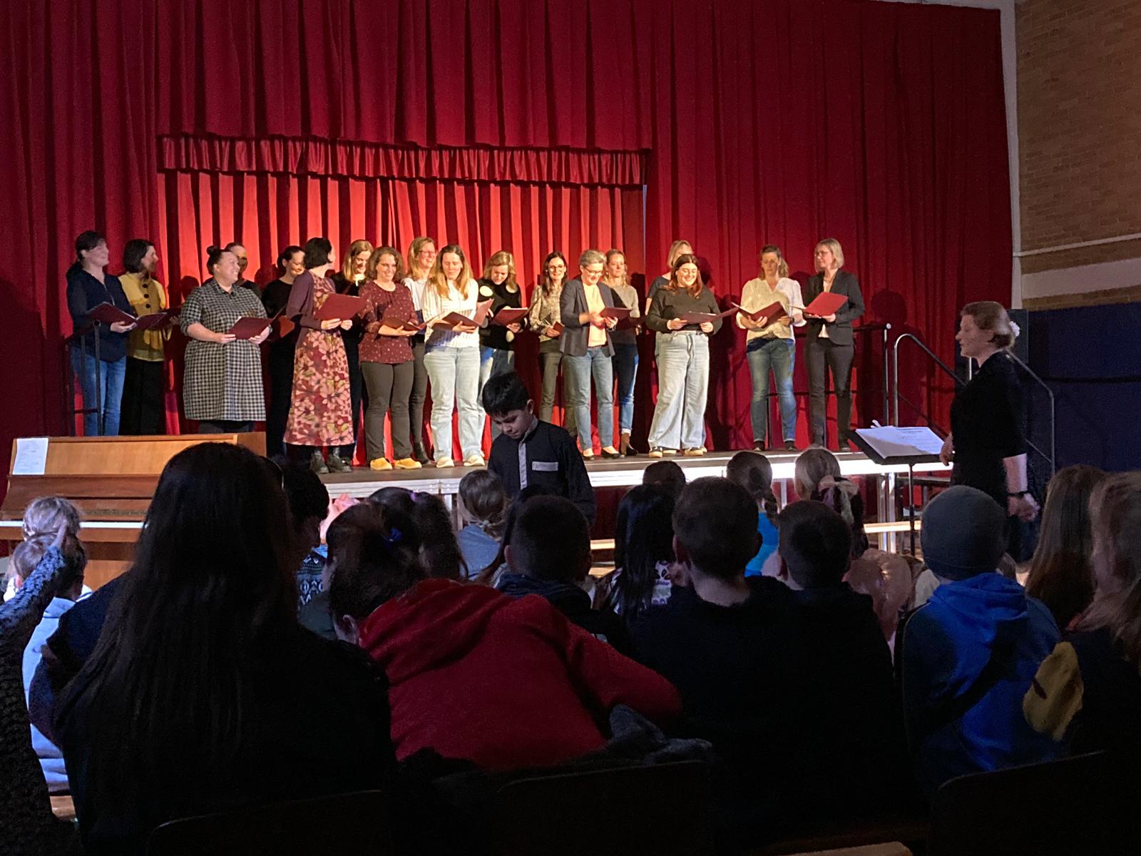 Kinder singen im Advent, mit Weihnachts-Mützen